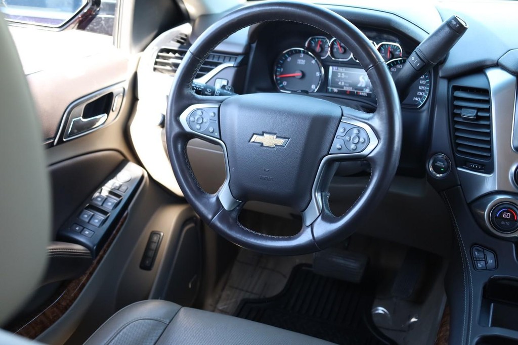 Chevrolet Suburban Vehicle Full-screen Gallery Image 25
