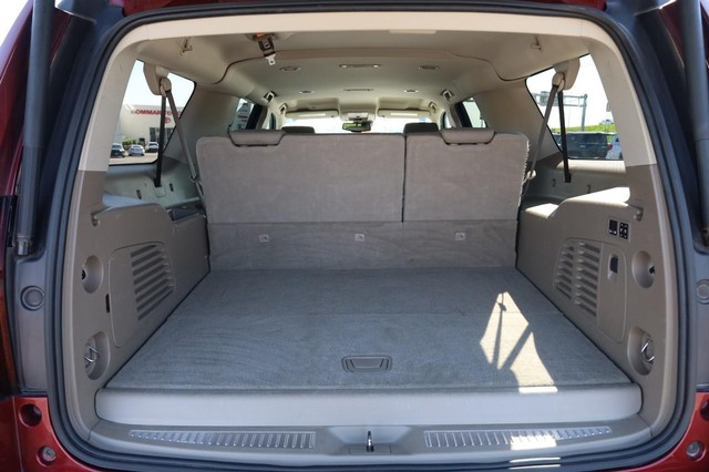 Chevrolet Suburban Vehicle Image 07