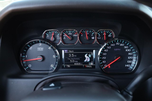Chevrolet Suburban Vehicle Image 11