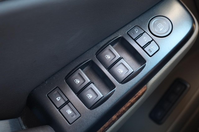 Chevrolet Suburban Vehicle Image 18