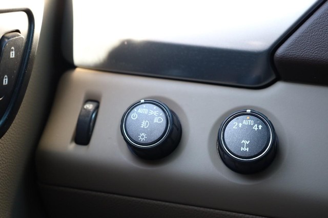 Chevrolet Suburban Vehicle Image 19