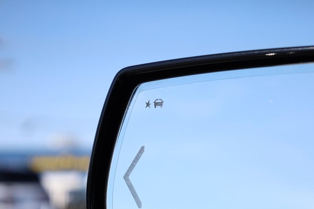Chevrolet Suburban Vehicle Image 20