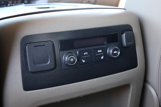 Chevrolet Suburban Vehicle Image 23