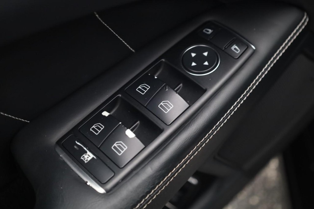 Mercedes-Benz CLS-Class Vehicle Full-screen Gallery Image 11