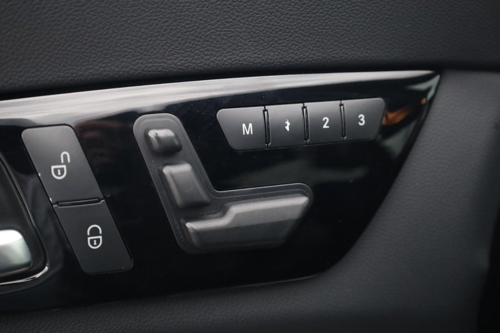 Mercedes-Benz CLS-Class Vehicle Full-screen Gallery Image 12