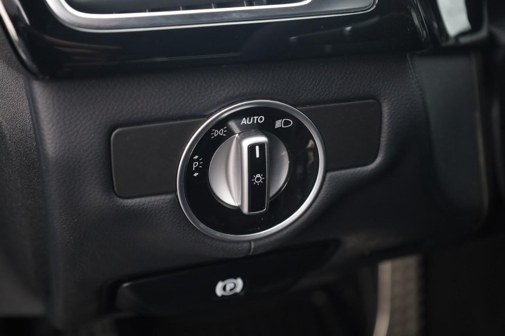 Mercedes-Benz CLS-Class Vehicle Full-screen Gallery Image 13