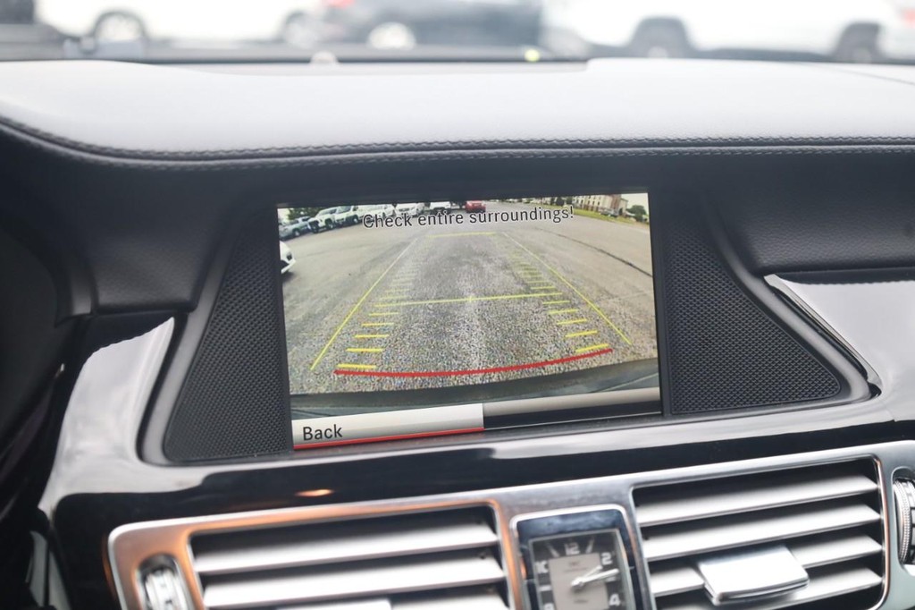 Mercedes-Benz CLS-Class Vehicle Full-screen Gallery Image 16