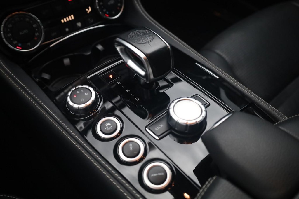 Mercedes-Benz CLS-Class Vehicle Full-screen Gallery Image 19