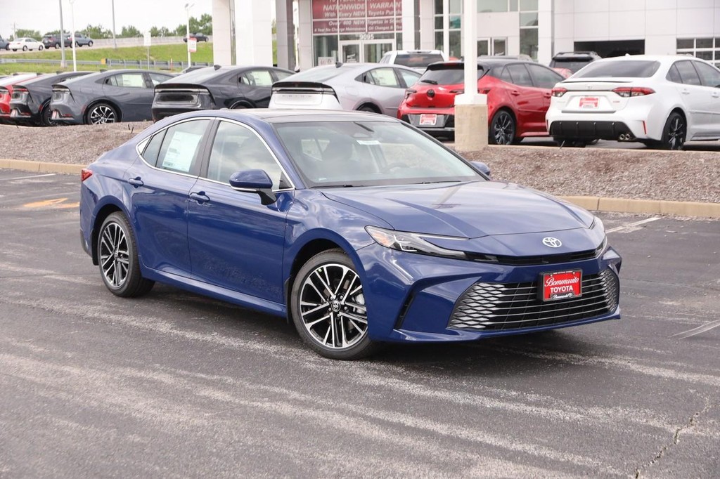 Toyota Camry Vehicle Full-screen Gallery Image 2