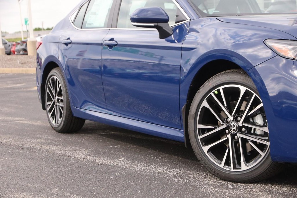 Toyota Camry Vehicle Full-screen Gallery Image 3
