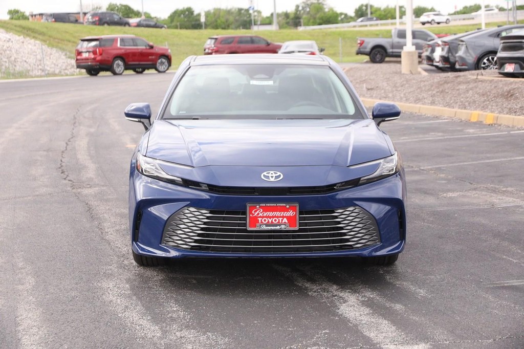 Toyota Camry Vehicle Full-screen Gallery Image 4