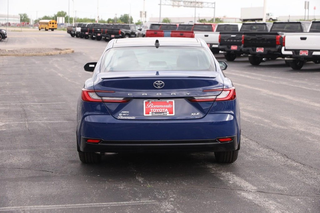 Toyota Camry Vehicle Full-screen Gallery Image 6