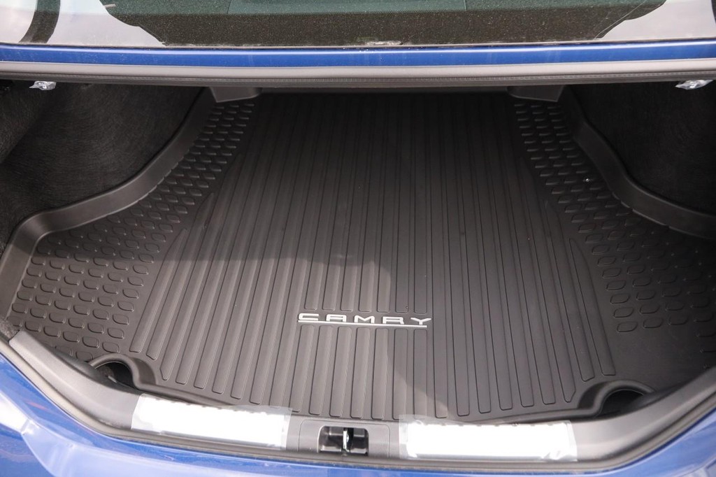 Toyota Camry Vehicle Full-screen Gallery Image 7