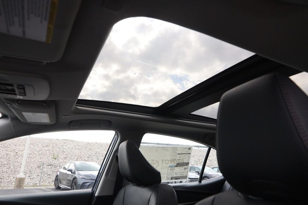 Toyota Camry Vehicle Full-screen Gallery Image 8