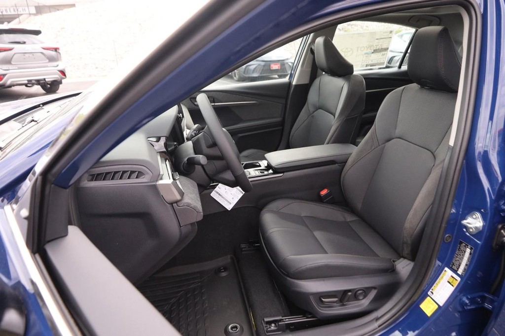 Toyota Camry Vehicle Full-screen Gallery Image 9