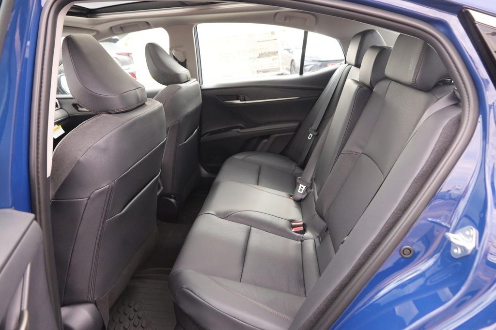 Toyota Camry Vehicle Full-screen Gallery Image 10