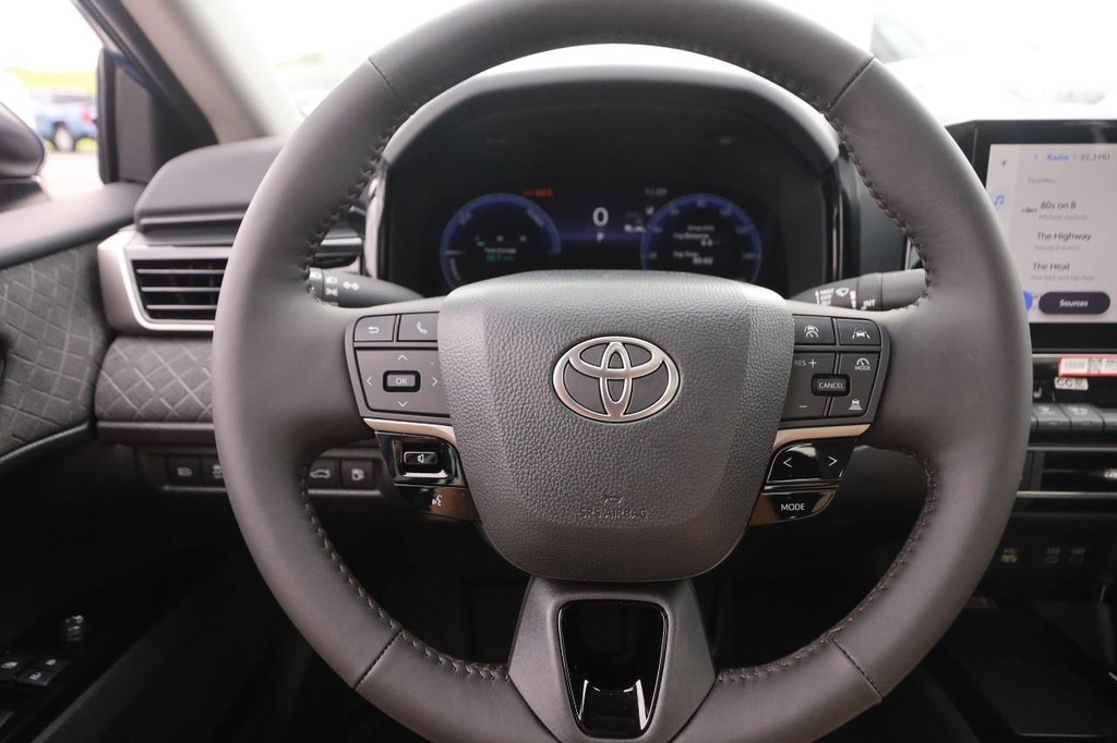 Toyota Camry Vehicle Full-screen Gallery Image 11