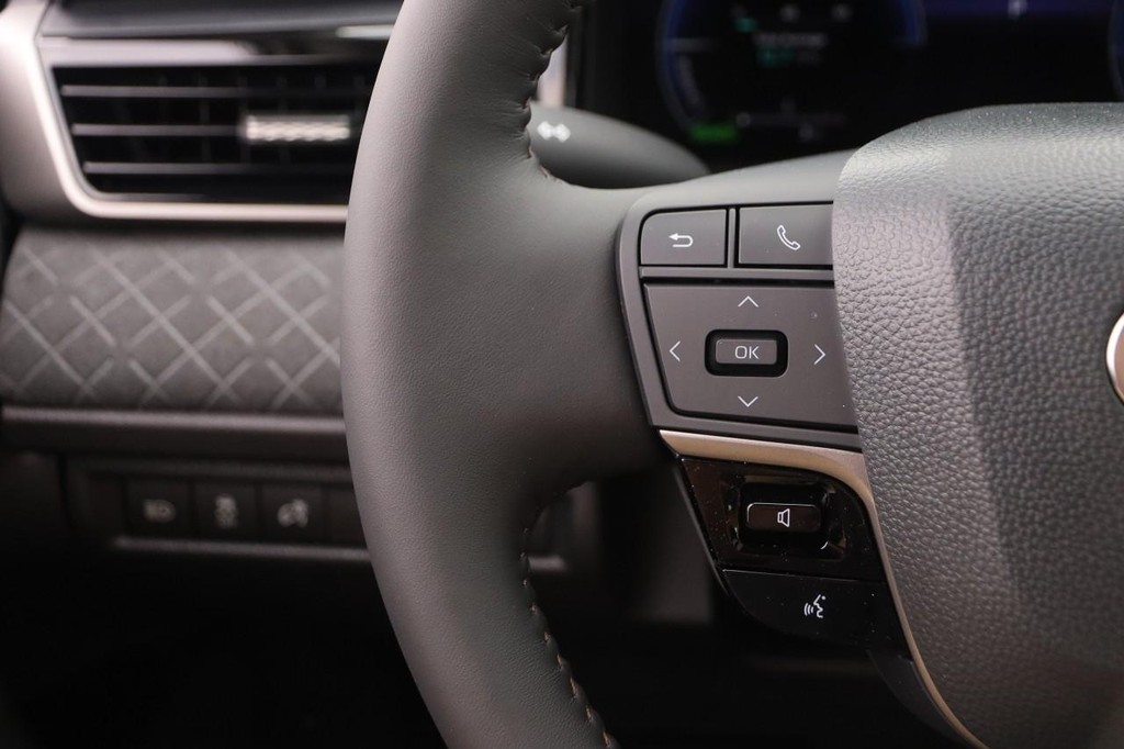 Toyota Camry Vehicle Full-screen Gallery Image 12