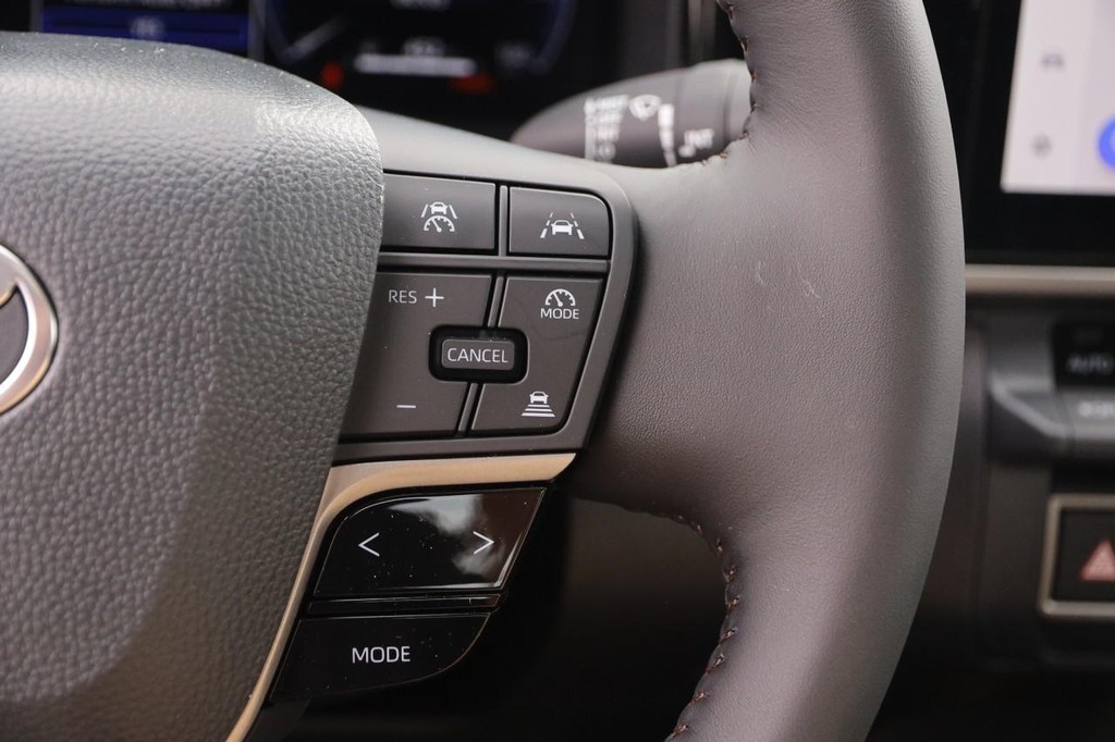 Toyota Camry Vehicle Full-screen Gallery Image 13