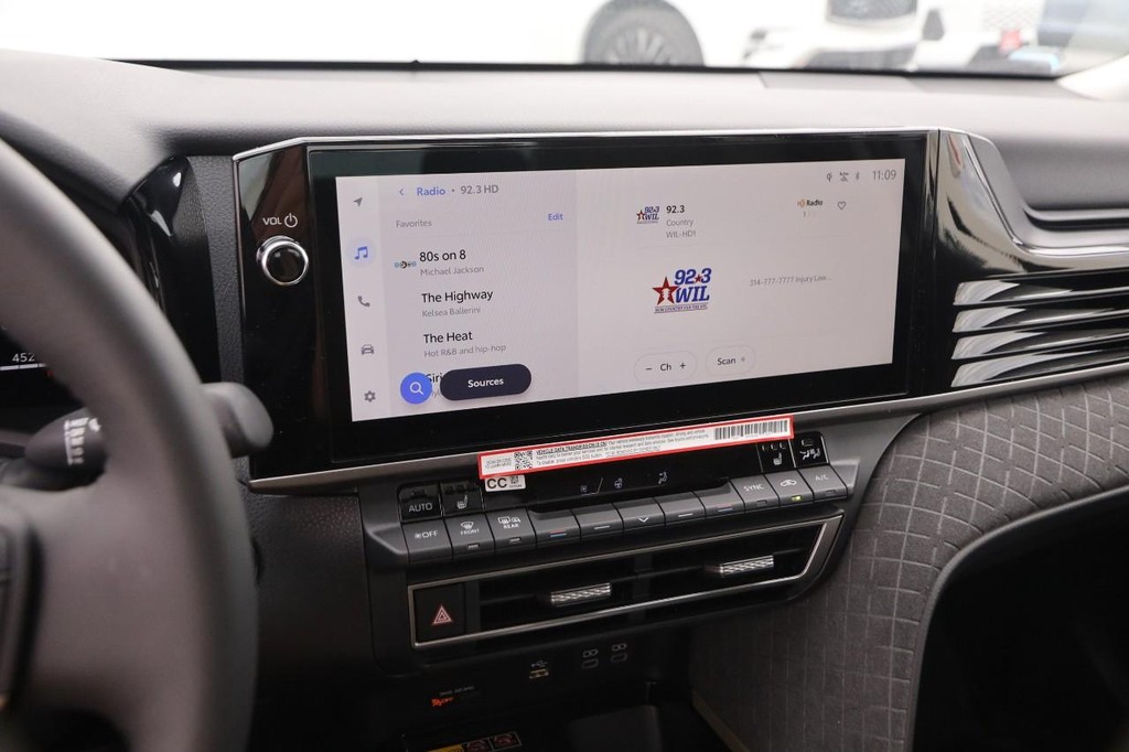 Toyota Camry Vehicle Full-screen Gallery Image 16