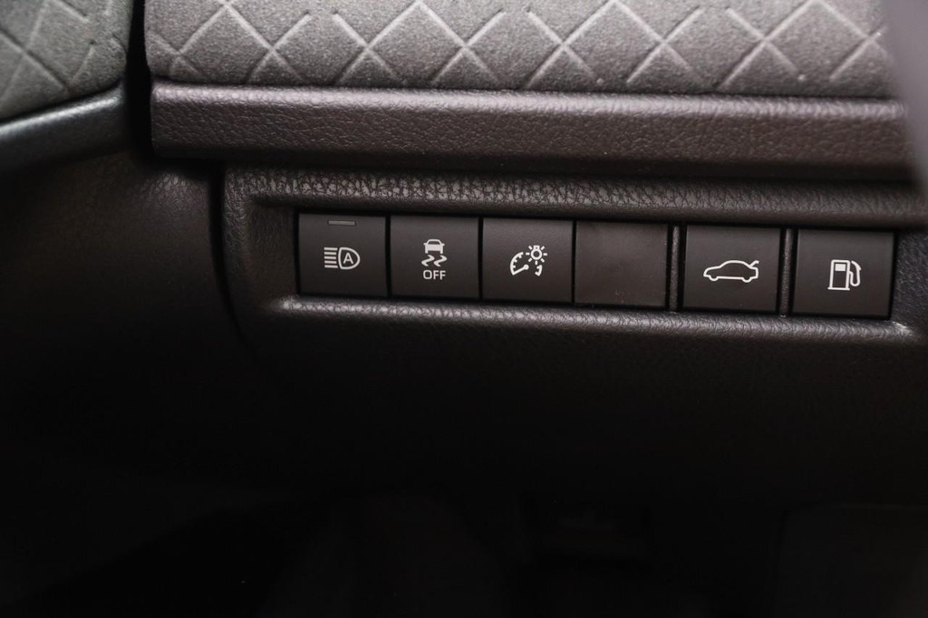 Toyota Camry Vehicle Full-screen Gallery Image 21