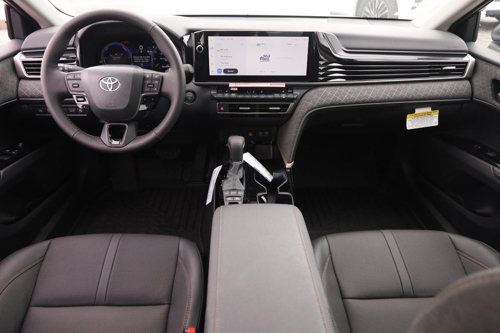 Toyota Camry Vehicle Full-screen Gallery Image 22