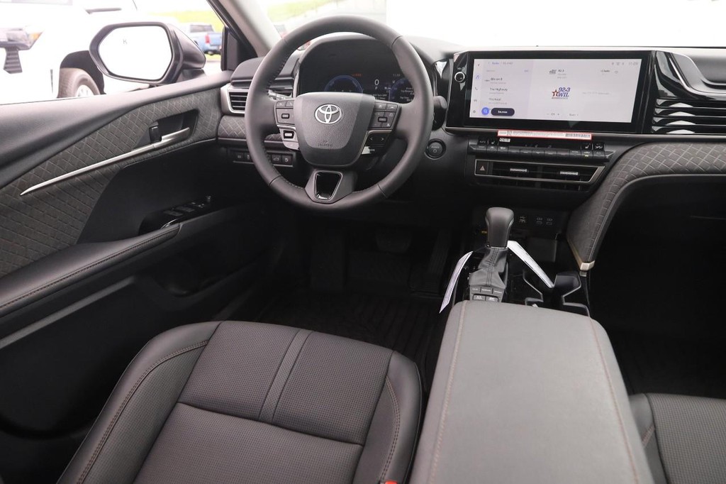 Toyota Camry Vehicle Full-screen Gallery Image 23