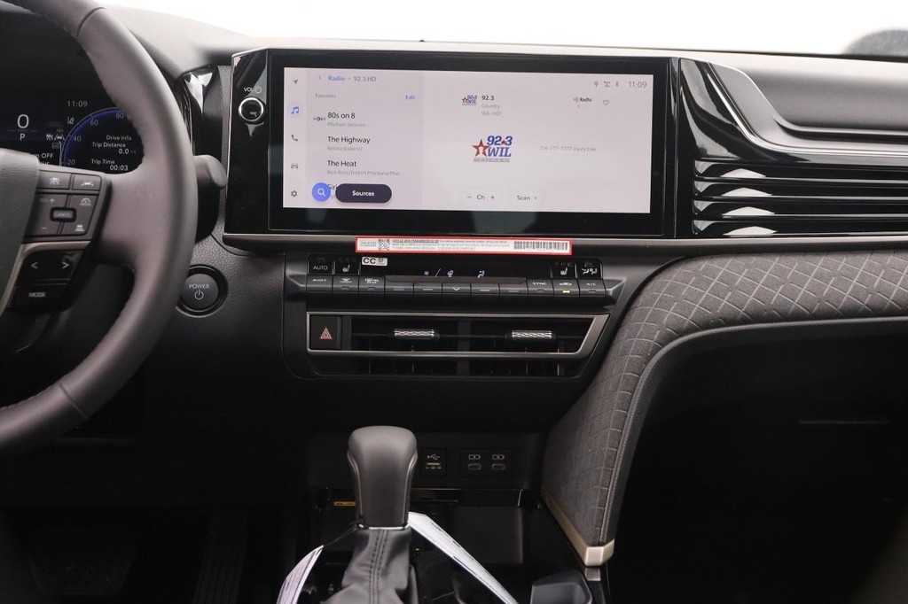 Toyota Camry Vehicle Full-screen Gallery Image 25