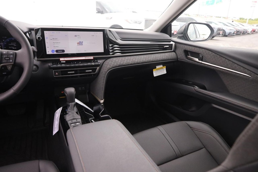 Toyota Camry Vehicle Full-screen Gallery Image 26