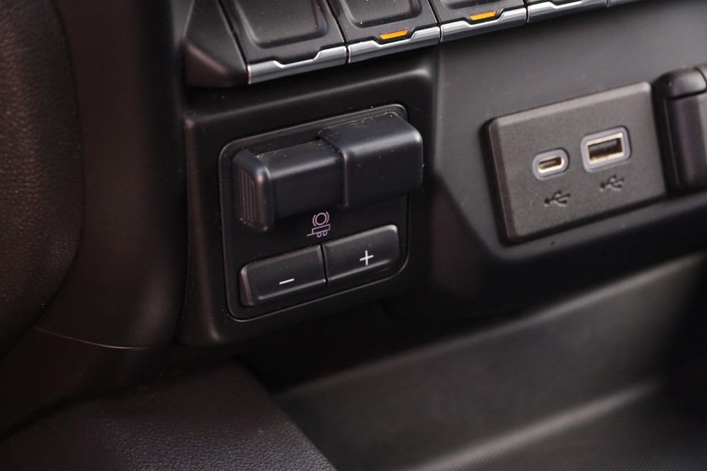 Chevrolet Silverado 1500 Vehicle Full-screen Gallery Image 18