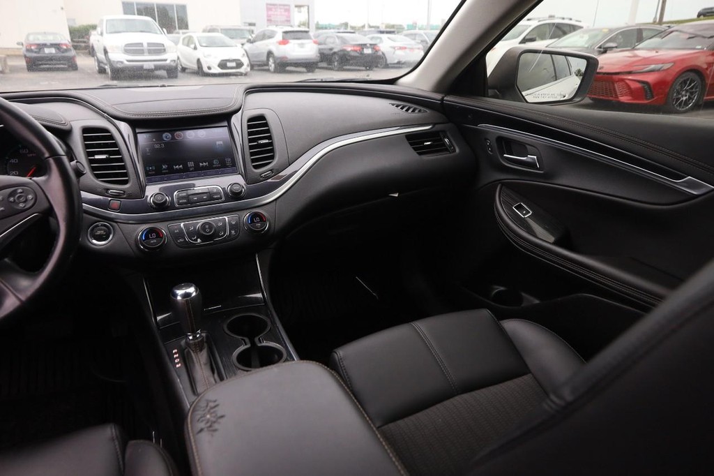 Chevrolet Impala Vehicle Full-screen Gallery Image 23