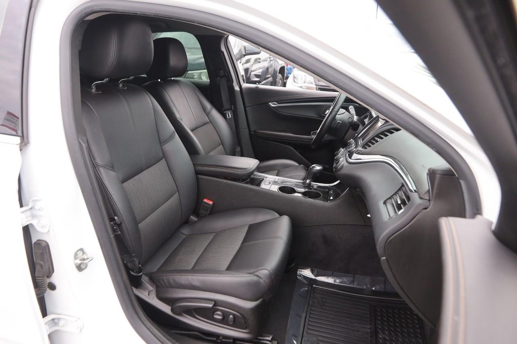 Chevrolet Impala Vehicle Full-screen Gallery Image 24