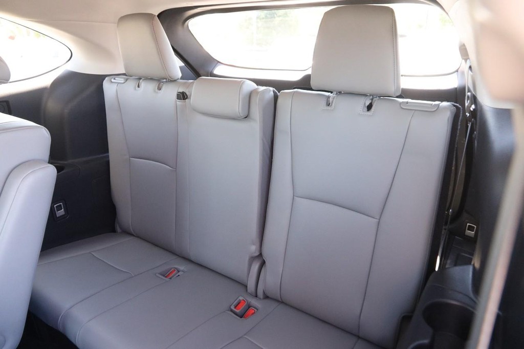 Toyota Highlander Vehicle Full-screen Gallery Image 12
