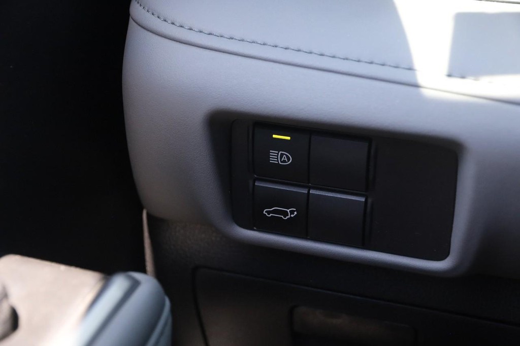 Toyota Highlander Vehicle Full-screen Gallery Image 23