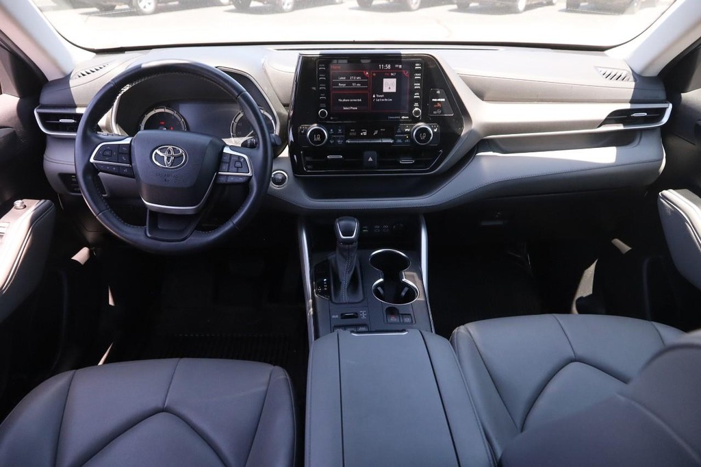 Toyota Highlander Vehicle Full-screen Gallery Image 24
