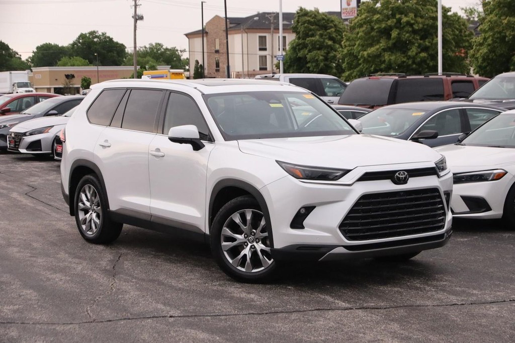 Toyota Grand Highlander Vehicle Full-screen Gallery Image 3