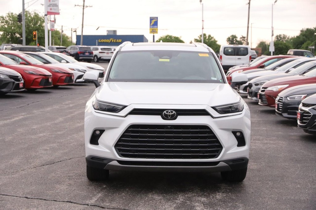 Toyota Grand Highlander Vehicle Full-screen Gallery Image 5