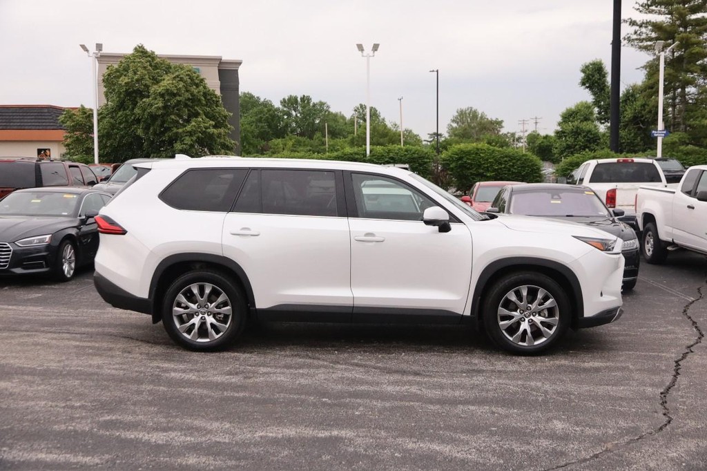 Toyota Grand Highlander Vehicle Full-screen Gallery Image 6