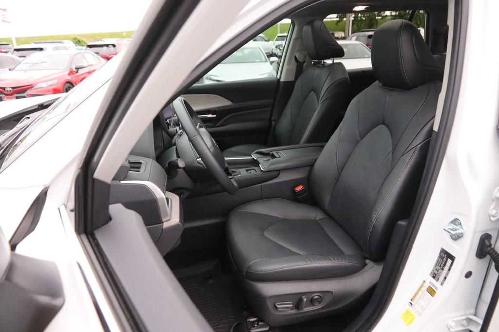 Toyota Grand Highlander Vehicle Full-screen Gallery Image 11