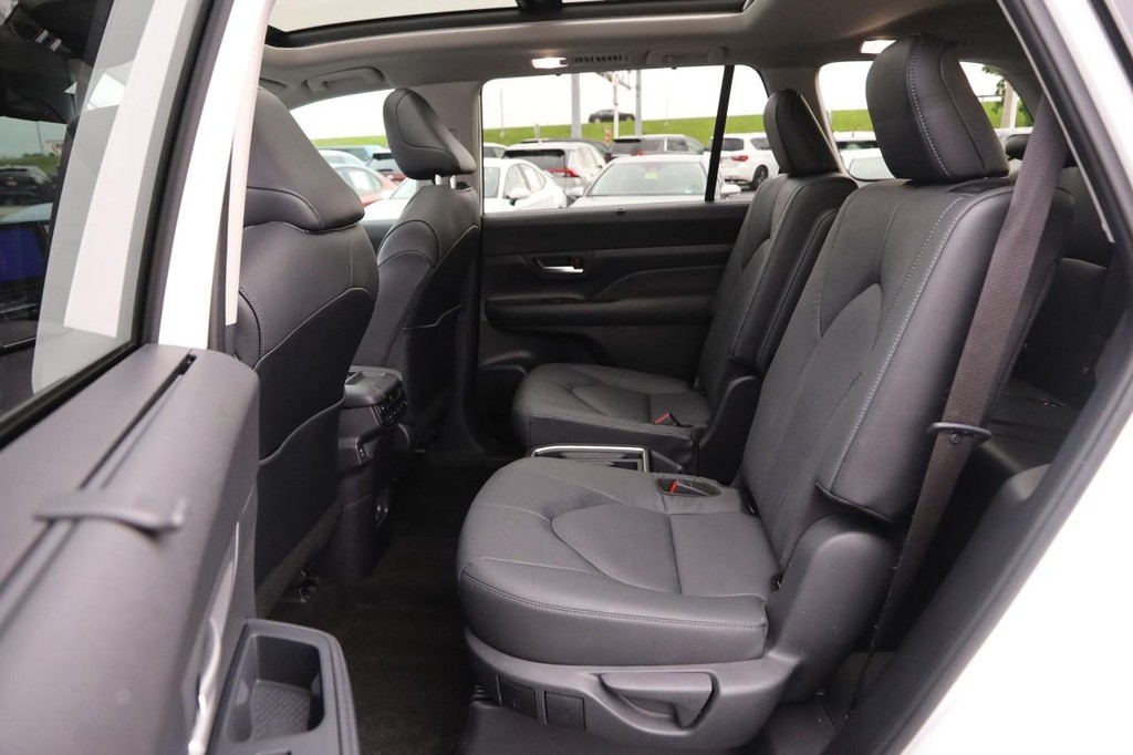 Toyota Grand Highlander Vehicle Full-screen Gallery Image 12