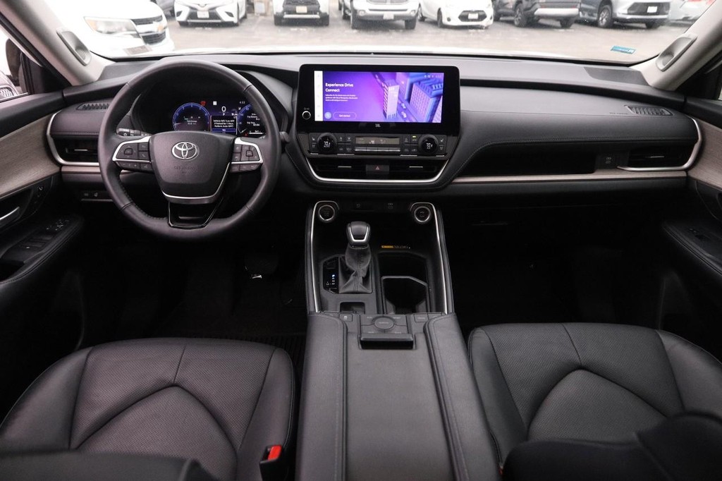 Toyota Grand Highlander Vehicle Full-screen Gallery Image 26