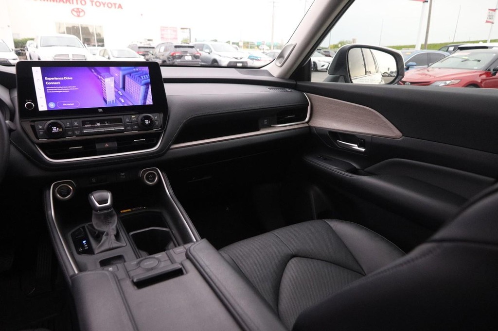Toyota Grand Highlander Vehicle Full-screen Gallery Image 30