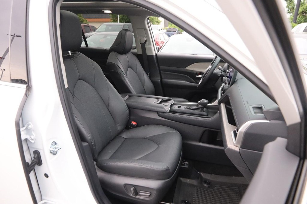 Toyota Grand Highlander Vehicle Full-screen Gallery Image 31