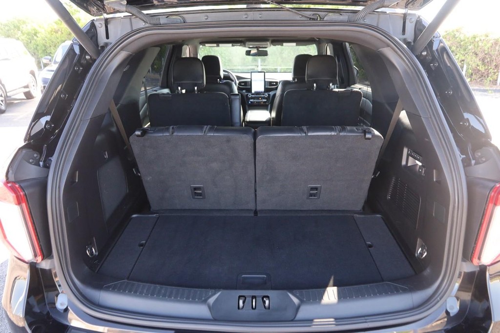 Ford Explorer Vehicle Full-screen Gallery Image 07