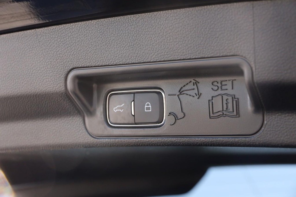 Ford Explorer Vehicle Full-screen Gallery Image 08