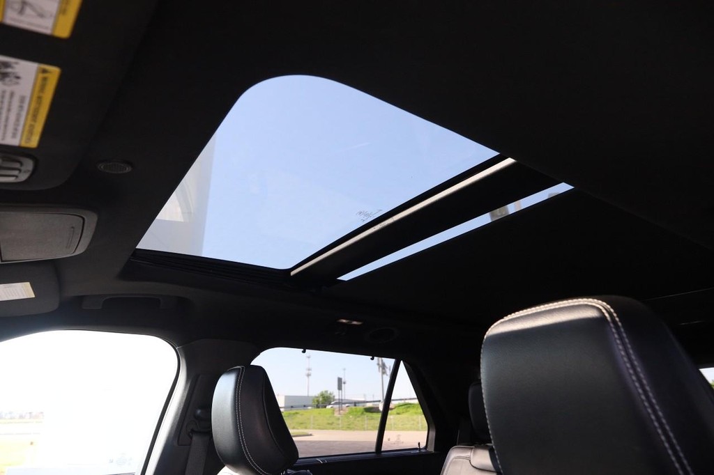 Ford Explorer Vehicle Full-screen Gallery Image 09