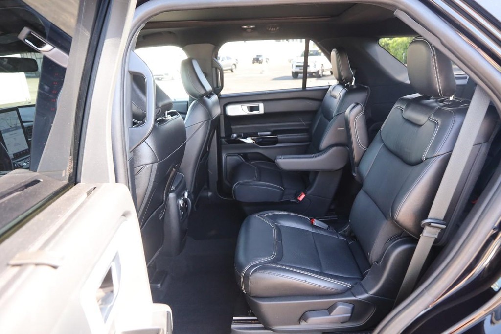 Ford Explorer Vehicle Full-screen Gallery Image 11
