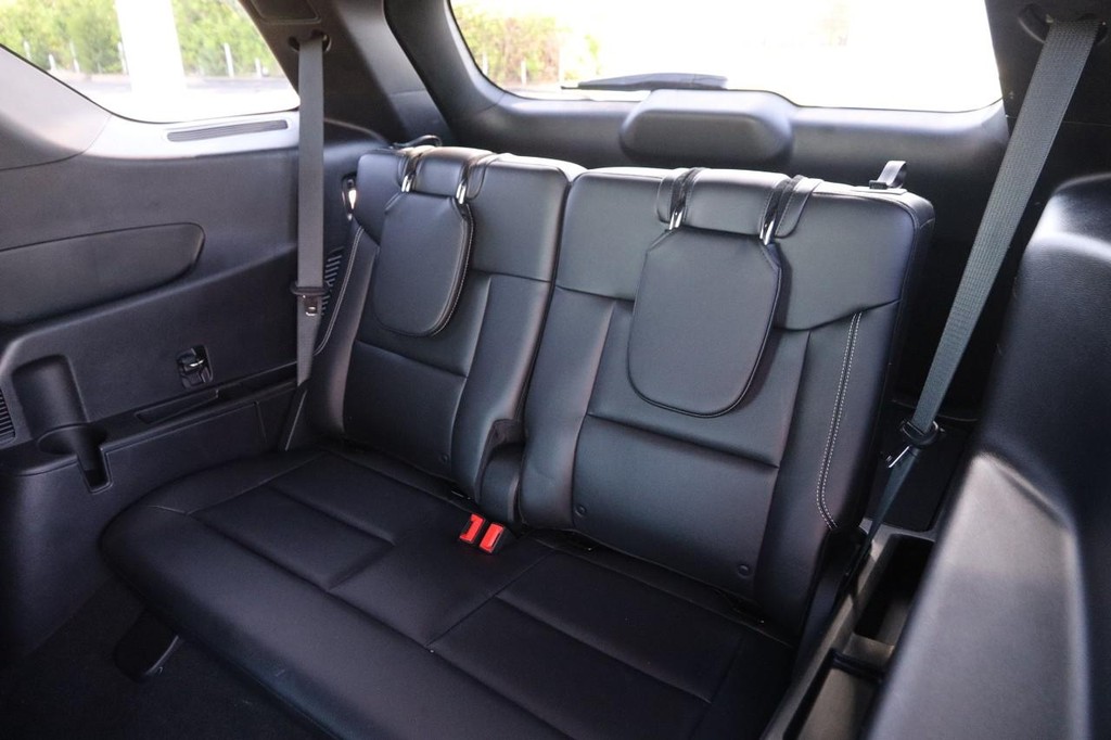 Ford Explorer Vehicle Full-screen Gallery Image 12