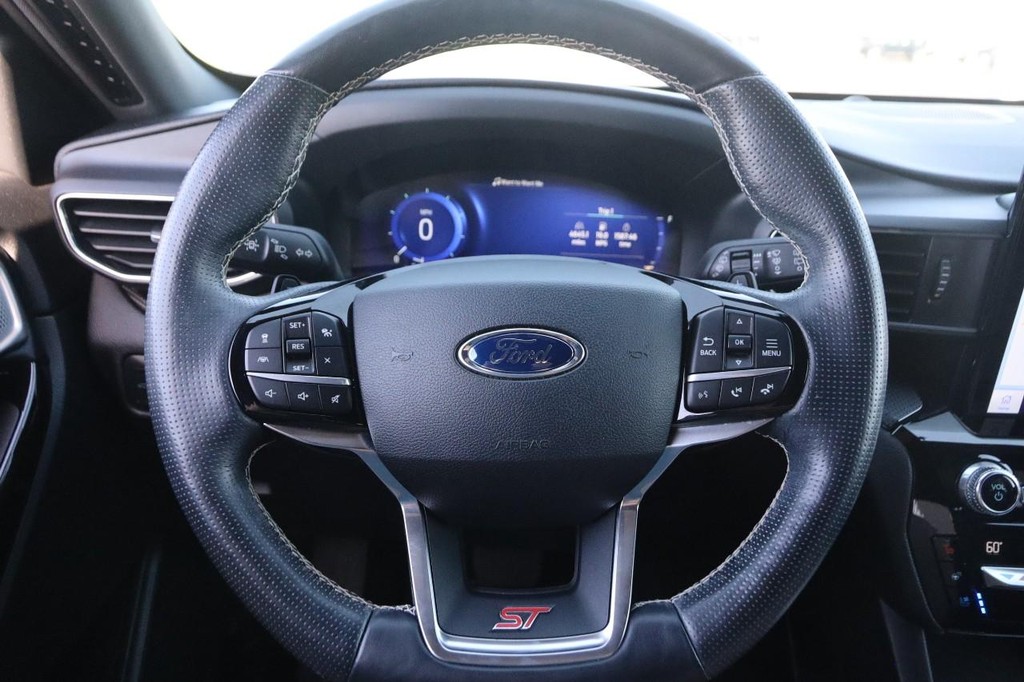 Ford Explorer Vehicle Full-screen Gallery Image 13