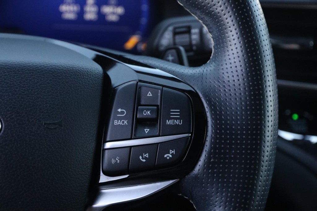 Ford Explorer Vehicle Full-screen Gallery Image 15